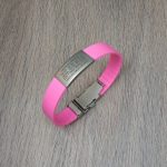 Manilla de Identificación con datos grabados y Perfil en Línea - Color rosado - Placa mediana
